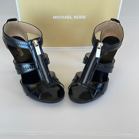 Michael Kors Berkley T Strap Crinkled Patent 6 M - Picture 4 of 15